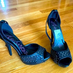 Sexy open toe pump with studs and small chains